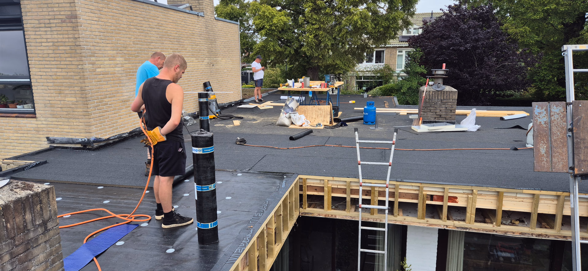 Dakdekker aan het werk